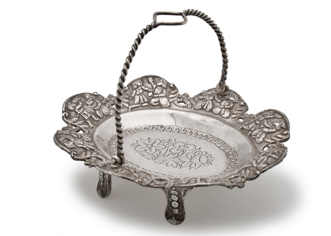 Antique Asian Silver Vessel, Handmade, Unsigned, Silver Purity Over 900: Antique Asian Silver Vessel, Handmade, Unsigned, Silver Purity Over 900, weight: 92 grams Height including handle: 11 cm Length: 13 cm Notice: We are located in Israel and provide full packing and shi