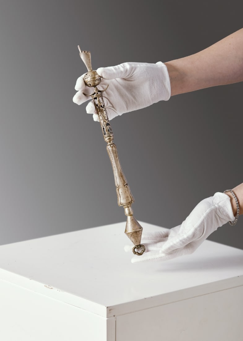 Large, Long, and Impressive Torah Pointer, Made of Silver, Signed: Large, Long, and Impressive Torah Pointer, Made of Silver, Signed, weight: 120 grams Length: 35.5 cm Notice: We are located in Israel and provide full packing and shipping service. You can ask us for 