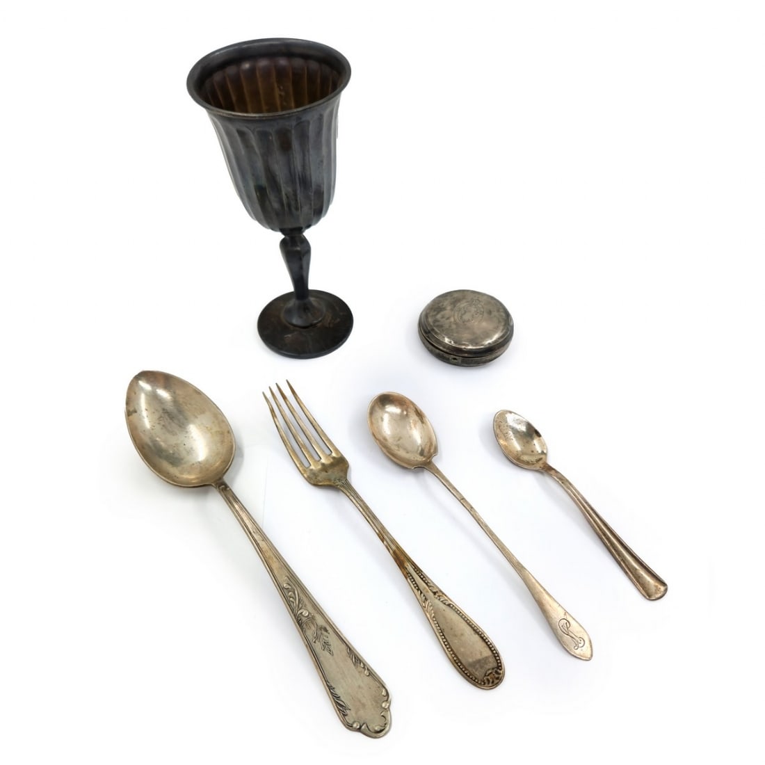Various Silver Items, Some Damaged, Various Manufacturers and Models, All Signed: Various Silver Items, Some Damaged, Various Manufacturers and Models, All Signed, total Weight: 265 grams Kiddush cup height: 14 cm Pocket watch cover diameter: 5.5 cm Notice: We are located in Israel
