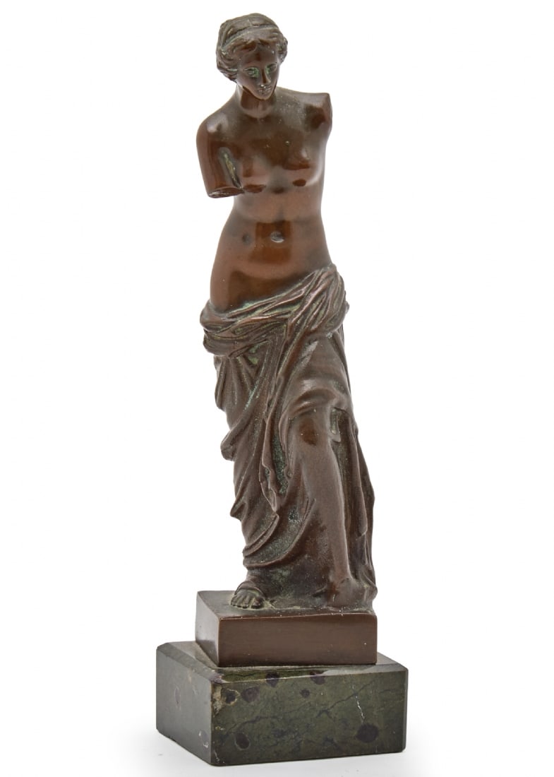 Bronze Sculpture of Venus de Milo: Bronze Sculpture of Venus de Milo, reduced version of the classic sculpture, set on a marble base Height: 17 cm Notice: We are located in Israel and provide full packing and shipping service. You can 