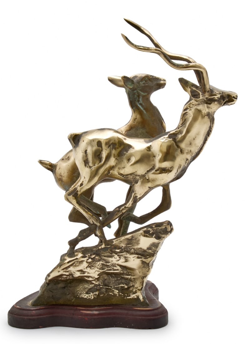 Vintage Deer Sculpture – Metal with Brass Finish on Wooden Base (1970s Style): Vintage Deer Sculpture – Metal with Brass Finish on Wooden Base (1970s Style), made of metal with a brass finish, mounted on a designed wooden base Korea, 1970s Height: 28 cm Notice: We are located 
