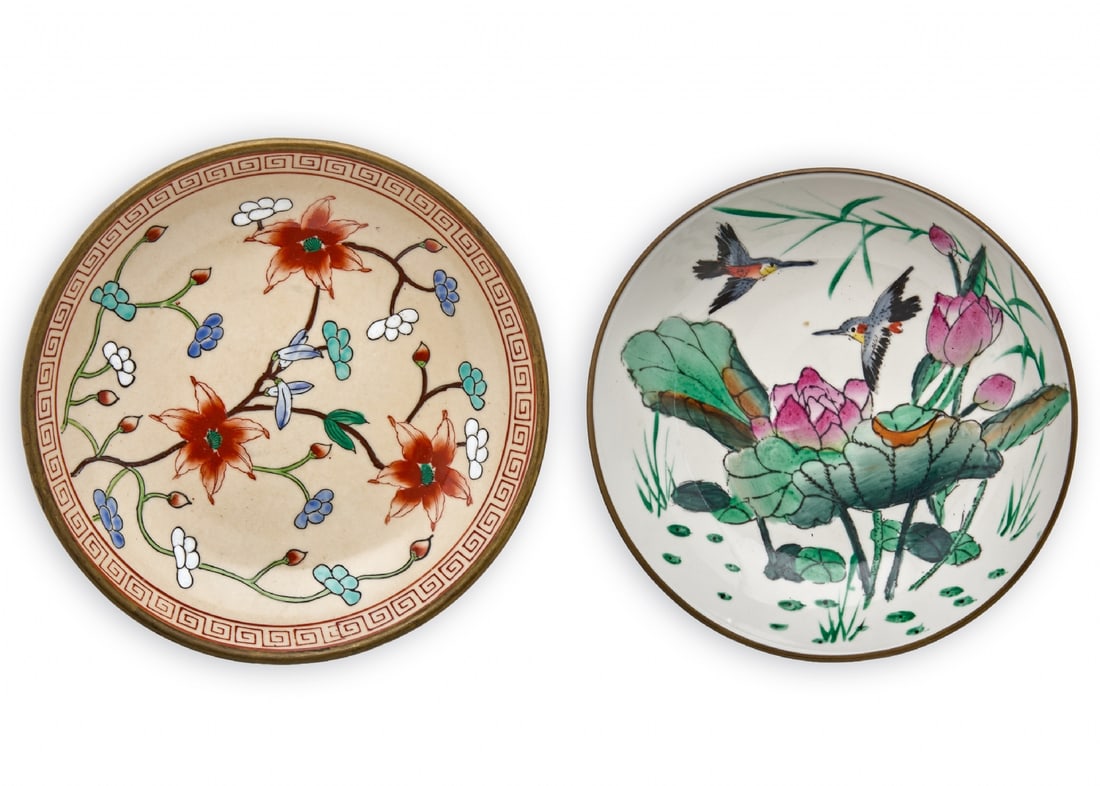 Pair of Japanese and Chinese Porcelain Bowls with Brass Rim, Hand-Painted, Signed: Pair of Japanese and Chinese Porcelain Bowls with Brass Rim, Hand-Painted, Signed, hand-decorated with motifs of peony flowers and birds in an oriental style Diameter: 18-19 cm Notice: We are located 