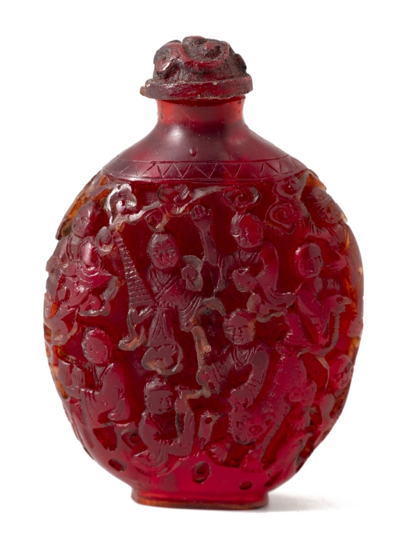For collectors - an antique and high-quality Chinese snuff bottle from the 19th century: For collectors - an antique and high-quality Chinese snuff bottle from the 19th century, made of amber Carved by hand by an artist and signed Height including the cap: 8 cm Width: 4 cm * The amber was
