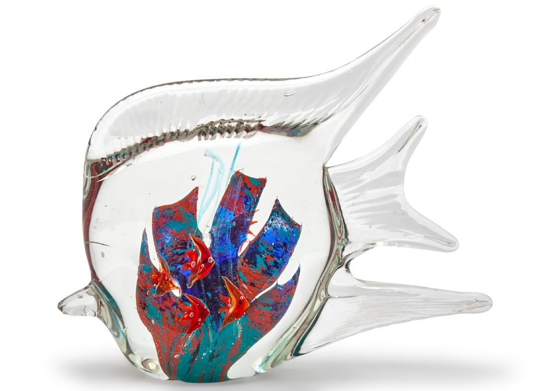 Murano Glass Fish Sculpture – Mid-Century: Murano Glass Fish Sculpture – Mid-Century, incorporates colorful glass fish in shades of red and turquoise Modernist aesthetics typical of the 1960s–70s Length: 28 cm Height: 18 cm Notice: We are 