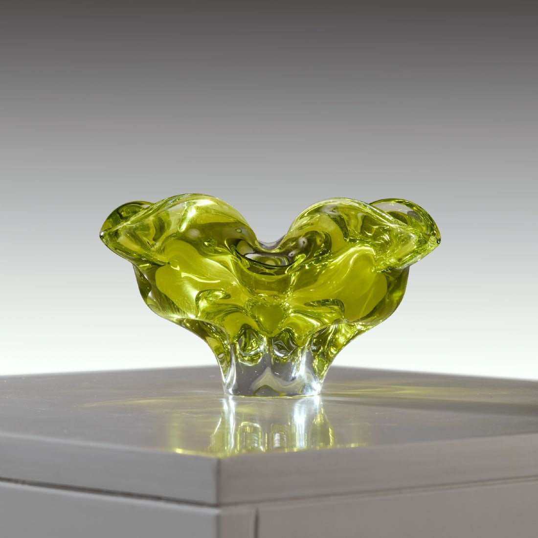 Artistic Murano Style Glass Bowl in Vivid Green with Wavy Edges: Artistic Murano Style Glass Bowl in Vivid Green with Wavy Edges, dimensions: 16X10 cm Notice: We are located in Israel and provide full packing and shipping service. You can ask us for a shipping quot