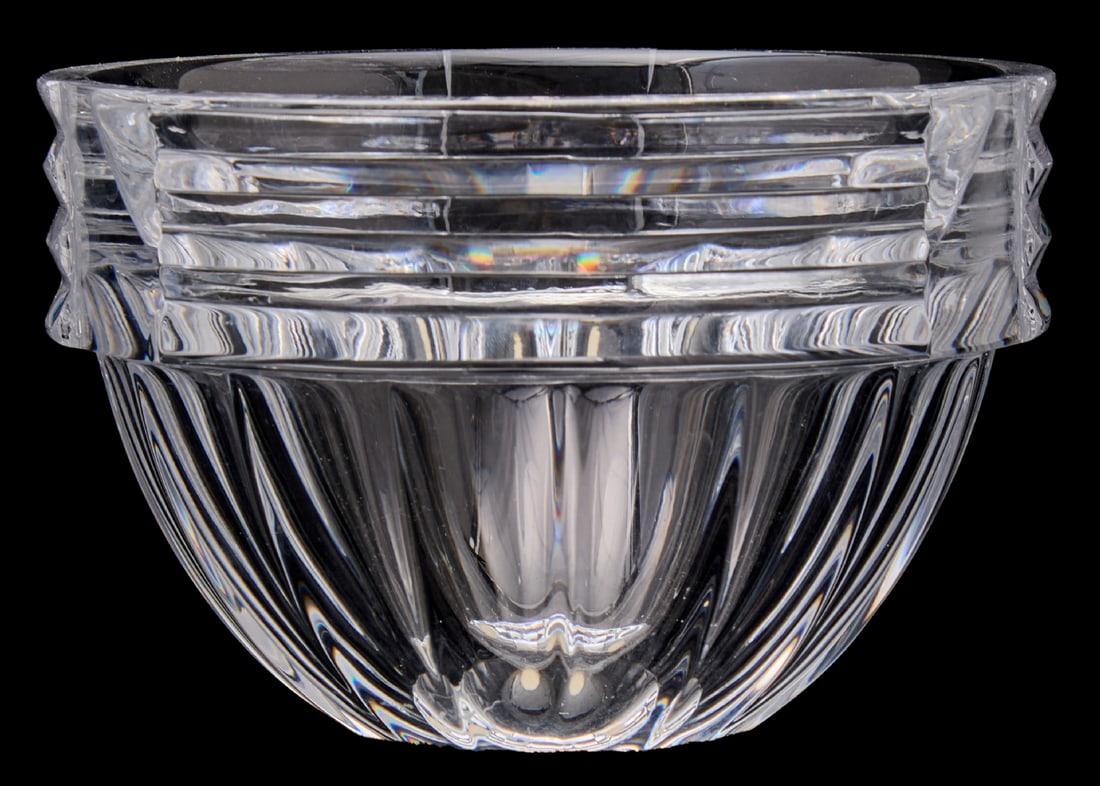 Large and High-Quality Crystal Bowl by Orrefors, Sweden, Signed: Large and High-Quality Crystal Bowl by Orrefors, Sweden, Signed, one of the world's prestigious crystal manufacturers Two small, almost invisible chips Diameter: 15 cm Height: 10 cm Notice: We are loc