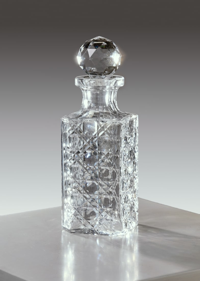 Hand-Cut Polished Crystal Decanter with Matching Stopper: Hand-Cut Polished Crystal Decanter with Matching Stopper, small chip on the decanter stopper Height: 27 cm Notice: We are located in Israel and provide full packing and shipping service. You can ask u