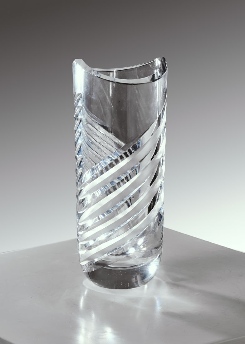 High-Quality Bohemian Crystal Vase with Sculptural Design: High-Quality Bohemian Crystal Vase with Sculptural Design, with polished cuts and spiral engraving around the body With a modern asymmetrical opening Height: 24.5 cm Diameter: 10 cm Notice: We are loc