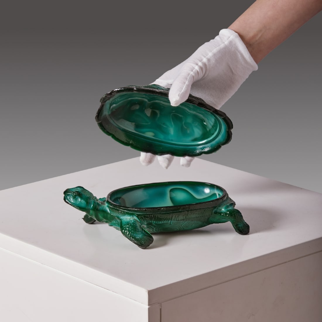 Decorative Glass Turtle in Malachite Green Bohemian Glass: Decorative Glass Turtle in Malachite Green Bohemian Glass, designed by Henry Schlevogt in Art Deco style Length: 20 cm Notice: We are located in Israel and provide full packing and shipping service.