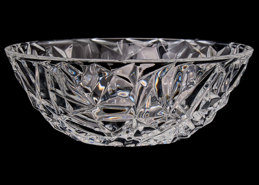 Tiffany & Co Rock Cut Crystal Bowl: Tiffany & Co Rock Cut Crystal Bowl, elegant hand-cut crystal bowl Signed on the bottom Small chip Diameter: 23 cm Notice: We are located in Israel and provide full packing and shipping service. You