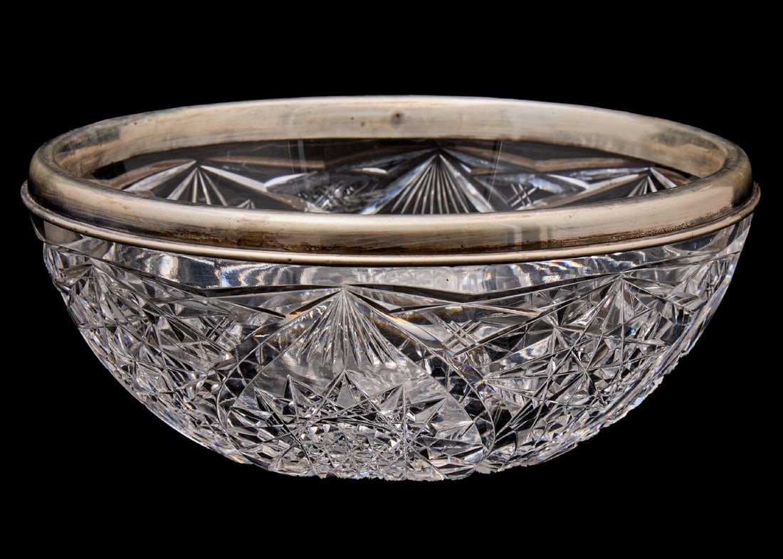 Cut Crystal Bowl with Sterling Silver Rim, Signed: Cut Crystal Bowl with Sterling Silver Rim, Signed, impressive crystal bowl with rich and precise cutting, adorned with a signed sterling silver rim Diameter: 21 cm Height: 9 cm Notice: We are located
