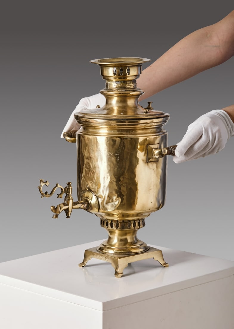 Antique Russian Samovar Made of Brass, Signed, Last Quarter of the 19th Century: Antique Russian Samovar Made of Brass, Signed, Last Quarter of the 19th Century, signs of use and dents (photographed), overall condition consistent with age Total height: 42.5 cm Total width: 24 cm N