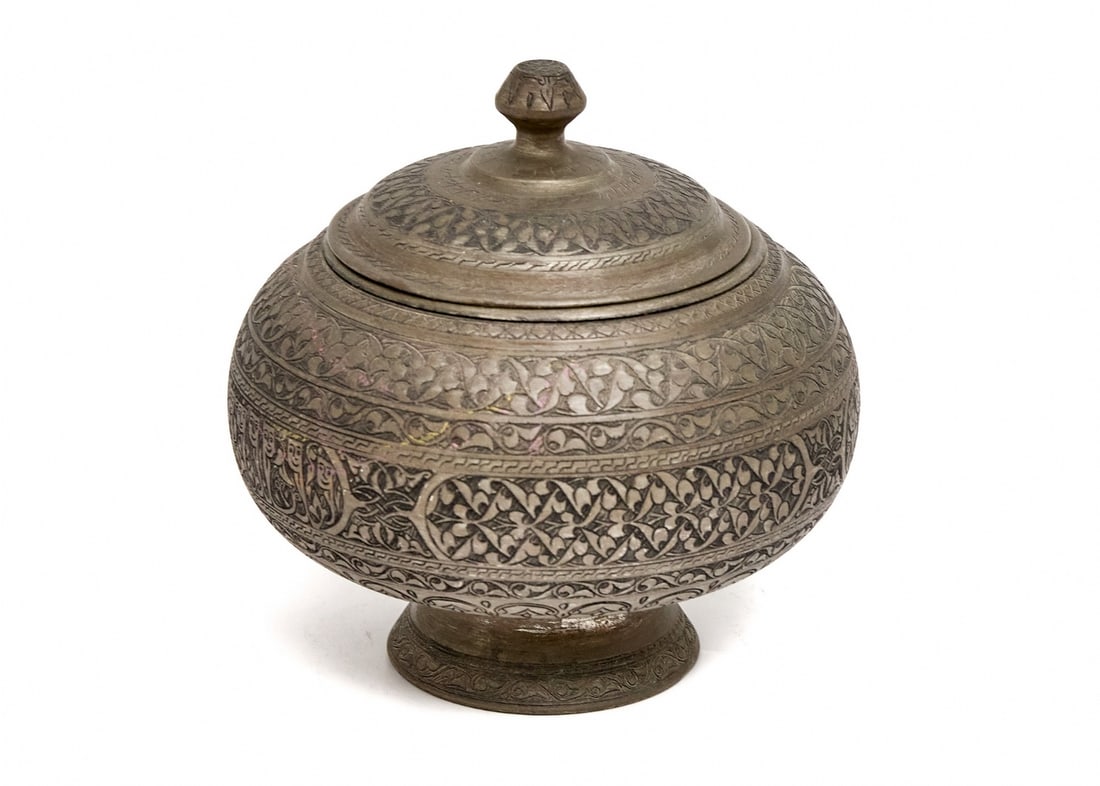 Persian copper vessel with matching lid: Persian copper vessel with matching lid, decorated with hand-hammered and engraved motifs, tin-plated. Diameter: 24 cm Total height: 25 cm Notice: We are located in Israel and provide full packing and