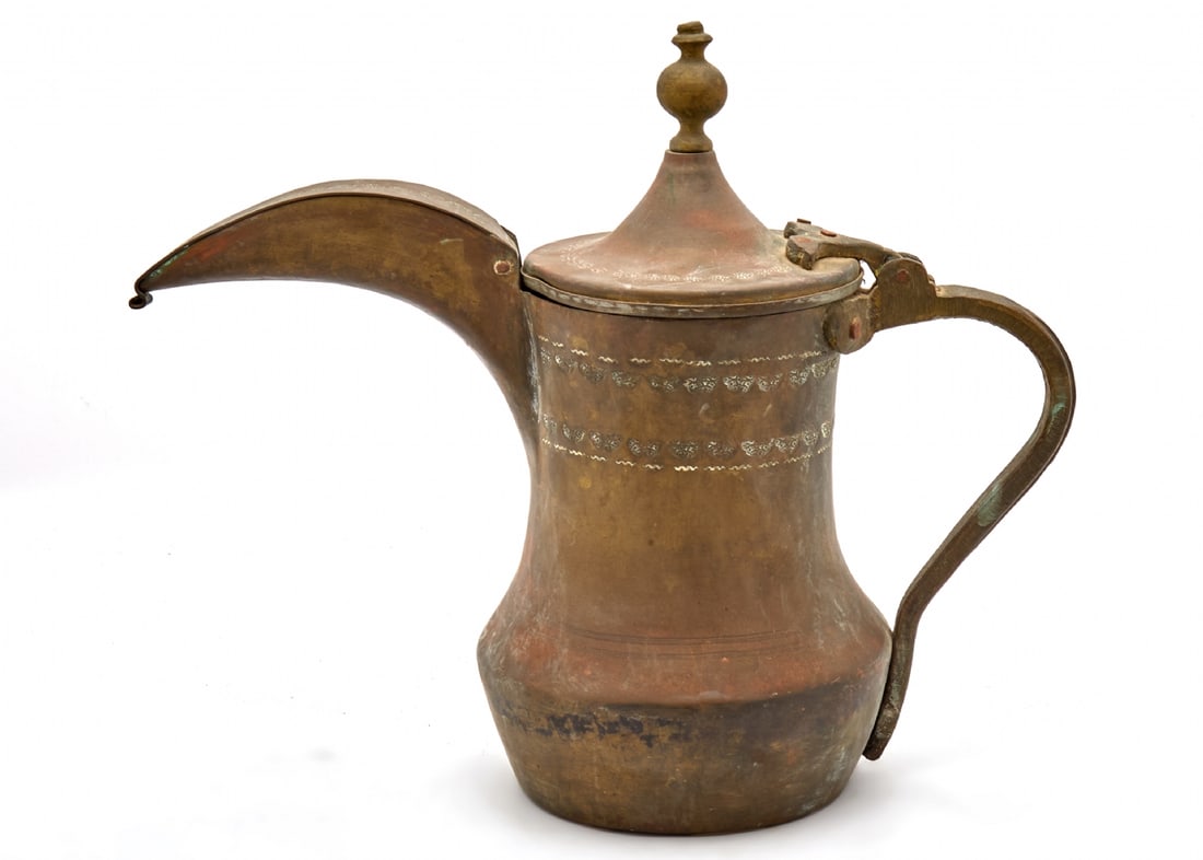 Dallah – Traditional Arabic Coffee Pot Made of Brass: Dallah – Traditional Arabic Coffee Pot Made of Brass, decorated with delicate decorative engravings Height: 30 cm Total width: 35 cm Notice: We are located in Israel and provide full packing and shi