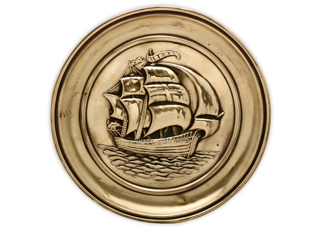 Large Brass Wall Plate with Embossed Vintage Sailing Ship: Large Brass Wall Plate with Embossed Vintage Sailing Ship, diameter: 35 cm Notice: We are located in Israel and provide full packing and shipping service. You can ask us for a shipping quote before th