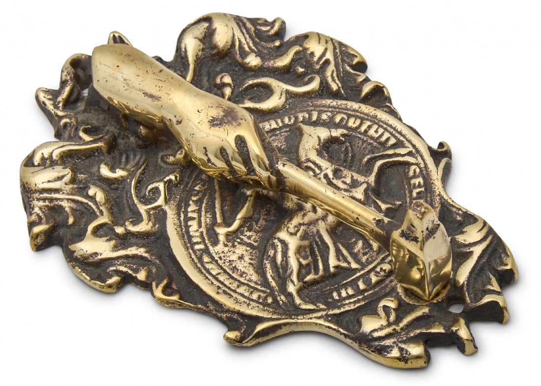 Metal Door Knocker with Bronze Finish, Classic Design with Knight Reliefs: Metal Door Knocker with Bronze Finish, Classic Design with Knight Reliefs, dimensions: 19X12 cm Notice: We are located in Israel and provide full packing and shipping service. You can ask us for a shi