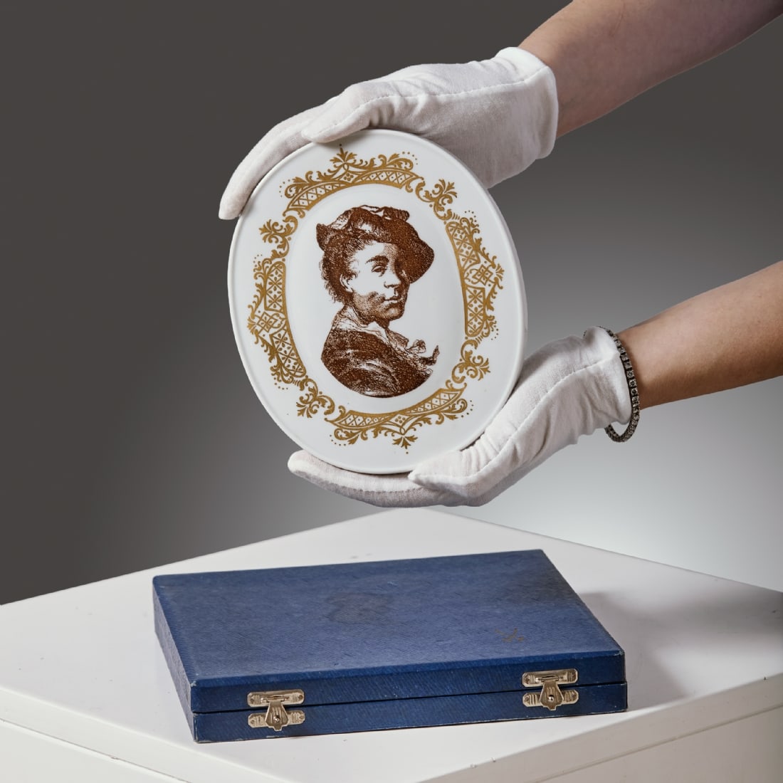 Collectible Porcelain Plaque by Meissen – Portrait of Johann Gregorius Horold: Collectible Porcelain Plaque by Meissen – Portrait of Johann Gregorius Horold, luxury collectible item from Meissen, with gold decorations and a classic portrait Limited edition, comes in original b