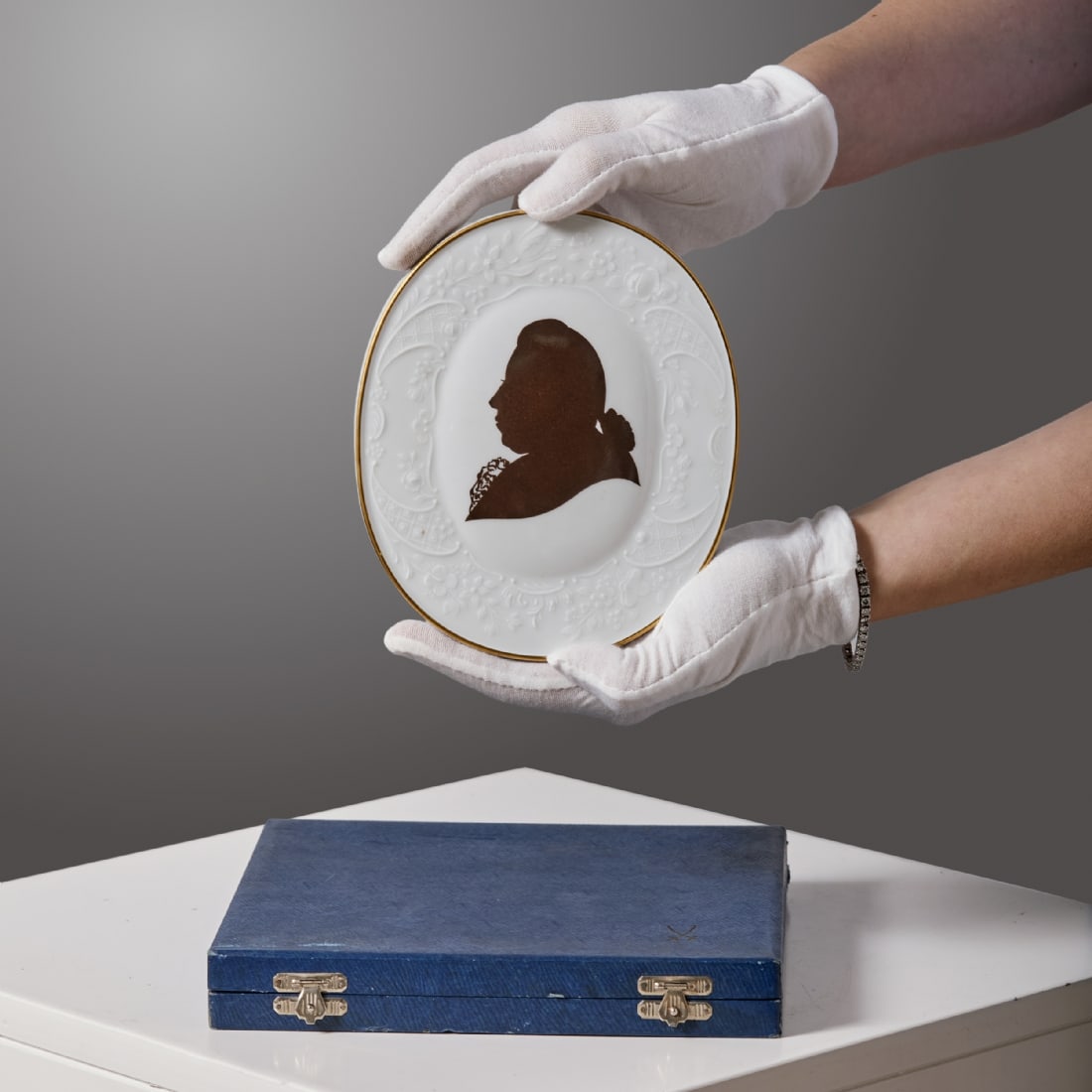 Collectible Porcelain Plaque by Meissen – Portrait of Johann Joachim Kaendler: Collectible Porcelain Plaque by Meissen – Portrait of Johann Joachim Kaendler, luxury collectible item from Meissen, with gold decorations and a classic portrait Limited edition, comes in original b