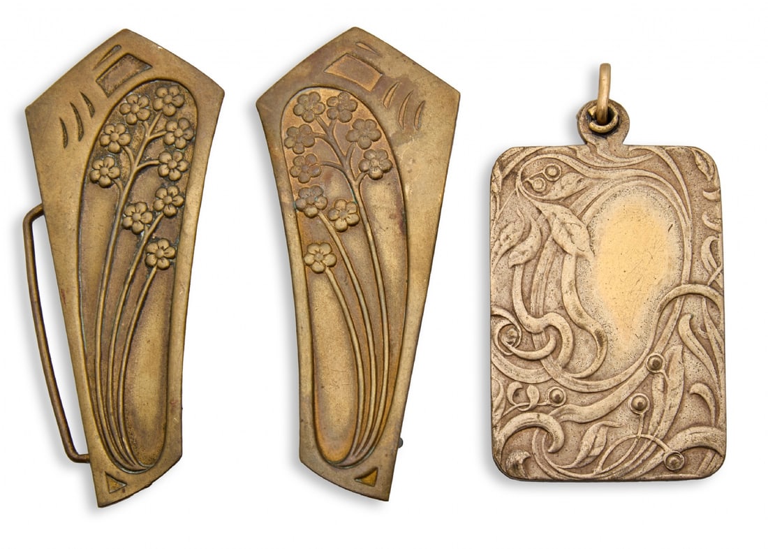 Two Antique Art Nouveau Collectibles: Dance Card and Buckle: Two Antique Art Nouveau Collectibles: Dance Card and Buckle, made of brass, circa 1900. Dimensions of the dance card: 6.5X4 cm Notice: We are located in Israel and provide full packing and shipping se