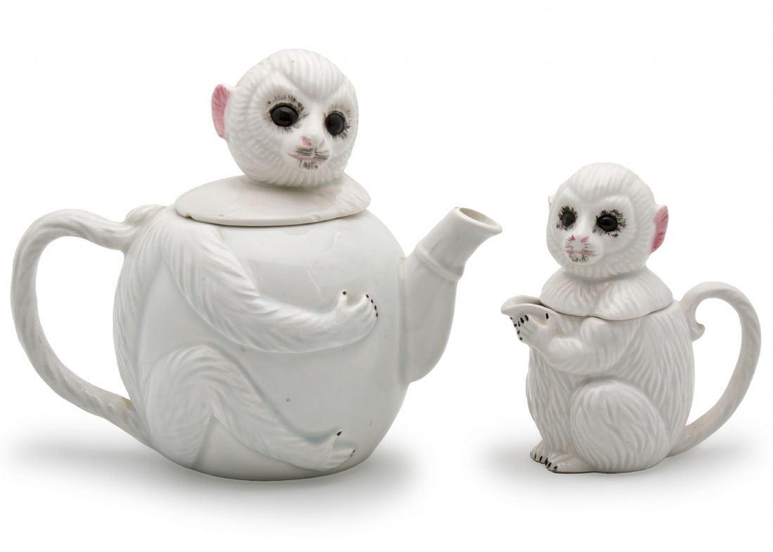 Seymour Mann Porcelain Teapot and Creamer Set, White Monkey Design, Signed: Seymour Mann Porcelain Teapot and Creamer Set, White Monkey Design, Signed, includes a teapot and creamer with a unique white monkey design Made in Japan Height: 13, 17 cm Notice: We are located in Is