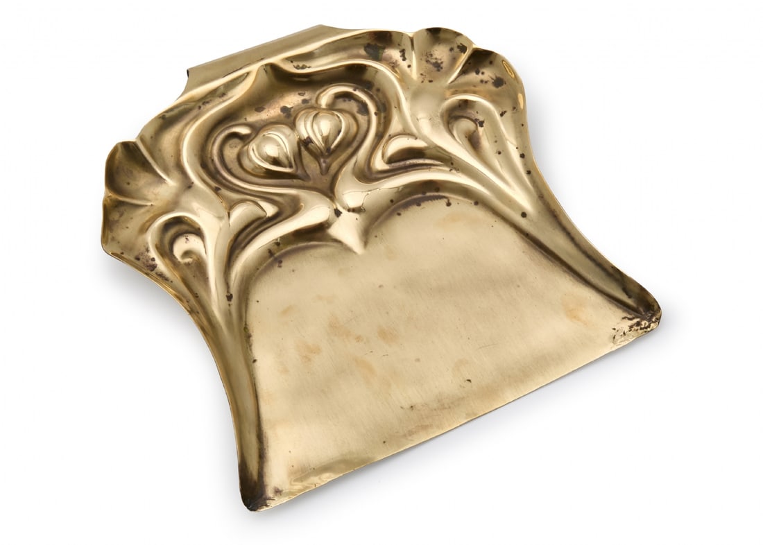 Decorative Brass Crumb Scoop, Ornamented: Decorative Brass Crumb Scoop, Ornamented, minor defects Dimensions: 26X24 cm Notice: We are located in Israel and provide full packing and shipping service. You can ask us for a shipping quote before 