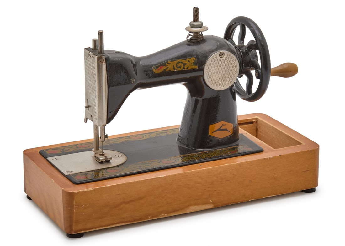Vintage Hand Sewing Machine for Children Made of Cast Iron, Soviet Union (1 of 5)