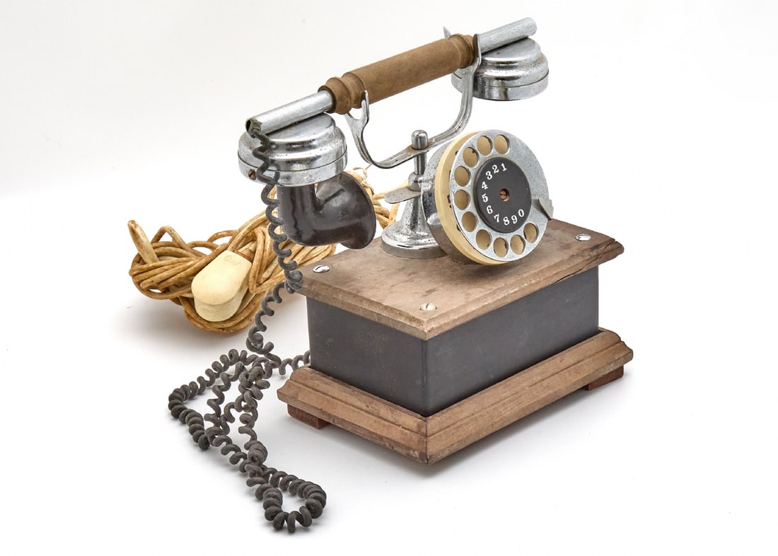 Vintage Desktop Telephone with Mechanical Dial, Wooden Body with Square Base: Vintage Desktop Telephone with Mechanical Dial, Wooden Body with Square Base, working condition not tested Width: 19 cm Total height: 22 cm Notice: We are located in Israel and provide full packing