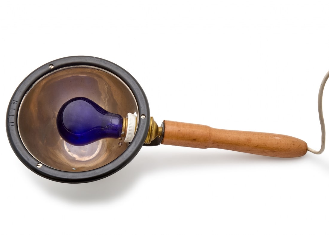 Vintage Blue Light Therapy Lamp by Ora: Vintage Blue Light Therapy Lamp by Ora, features a metal reflector with an ergonomic wooden handle Includes a dedicated blue glass bulb for physiotherapy Working condition not tested Length: 40 cm Not