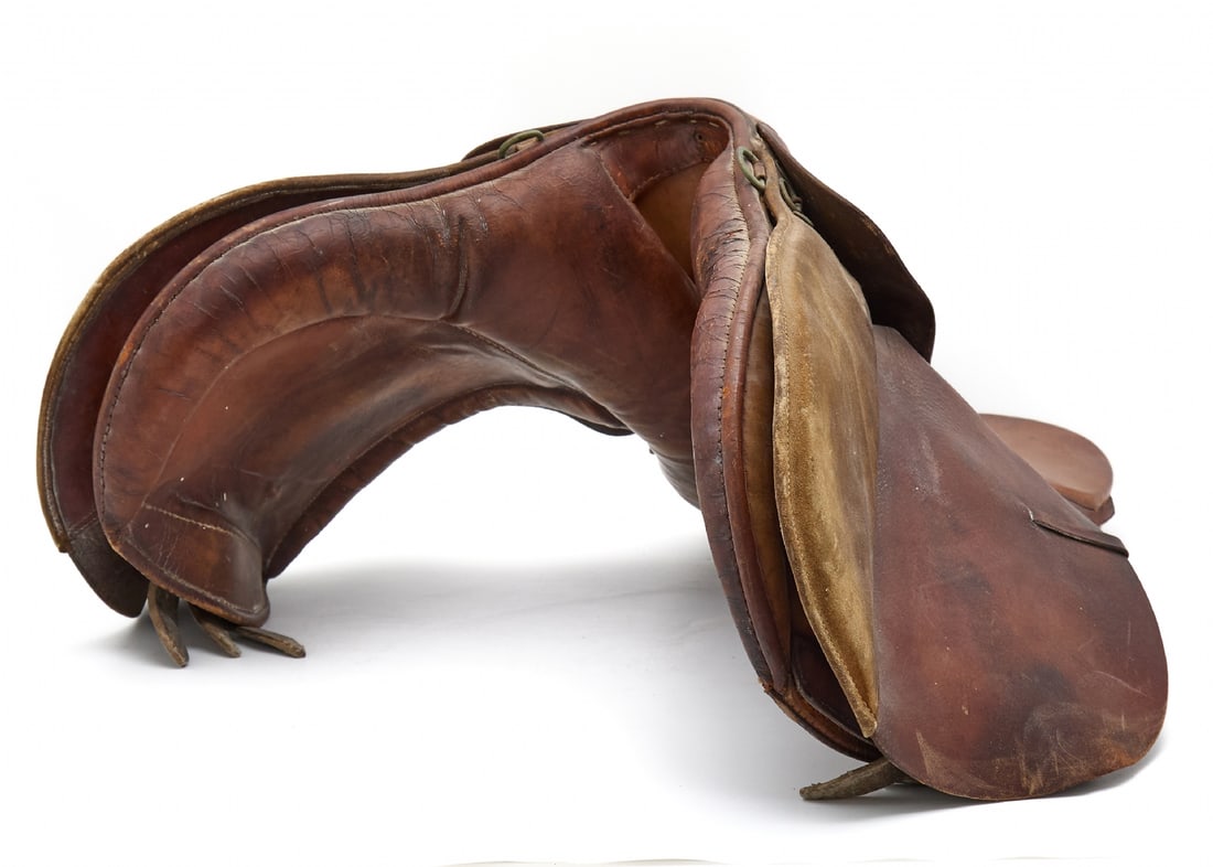 Vintage English-Style Riding Saddle Made of Dark Brown Natural Leather: Vintage English-Style Riding Saddle Made of Dark Brown Natural Leather, height: 54 cm Seat length: 45 cm Seat width: 30 cm Signs of use and wear Notice: We are located in Israel and provide full packi