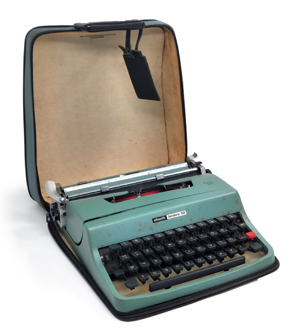 Vintage Italian Typewriter (Olivetti Lettera 32) with Hebrew Keyboard: Vintage Italian Typewriter (Olivetti Lettera 32) with Hebrew Keyboard, original carrying case Hebrew keyboard Dimensions: 30X36X11 cm Working condition not tested Notice: We are located in Israel and 