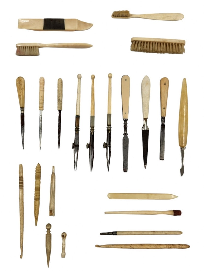 22 Antique Objects, Mostly from Grooming and Toiletry Sets of Various Models and Materials: 22 Antique Objects, Mostly from Grooming and Toiletry Sets of Various Models and Materials, unsigned. Mostly from the 19th century. Length respectively from: 6 to 14 cm Notice: We are located in
