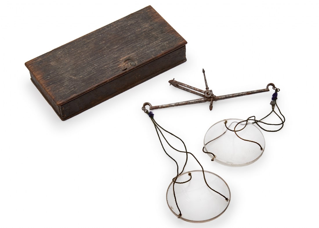 Antique Hanging Scales with Two Glass Pans in Original Wooden Box: Antique Hanging Scales with Two Glass Pans in Original Wooden Box, traditional balance scales made of metal with glass weighing pans Minor flaws in the glass Dimensions: 17X9X3 cm Notice: We are locat