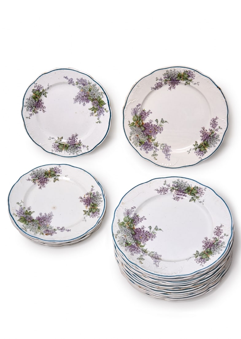 Set of 20 Russian Porcelain Plates Signed Kuznetsov (KUZVITSOV BR): Set of 20 Russian Porcelain Plates Signed Kuznetsov (KUZVITSOV BR), (???????? BR) In the Lilac Flowers pattern (??????) Including 14 large plates with a diameter of approx. 25 cm And 6 additional