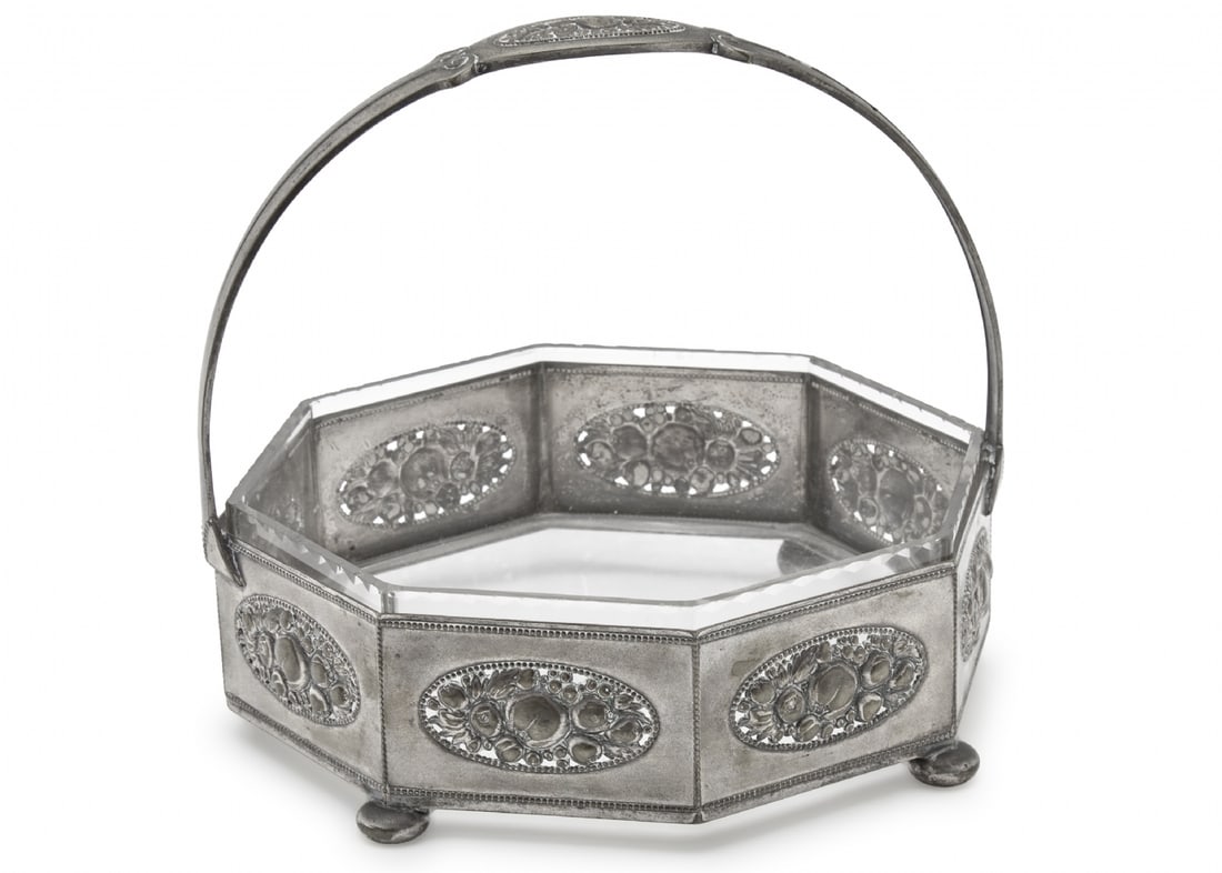 Antique German Dish by WMF Made of Silver-Plated Metal (Stamped): Antique German Dish by WMF Made of Silver-Plated Metal (Stamped), includes a removable octagonal glass liner Total width: 22 cm Total height: 21 cm Notice: We are located in Israel and provide full pa
