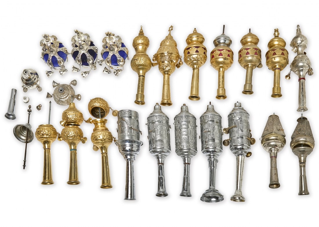 Diverse Collection of Torah Finials: Diverse Collection of Torah Finials, various materials and designs 15-30 cm Some are broken and damaged Notice: We are located in Israel and provide full packing and shipping service. You can ask us