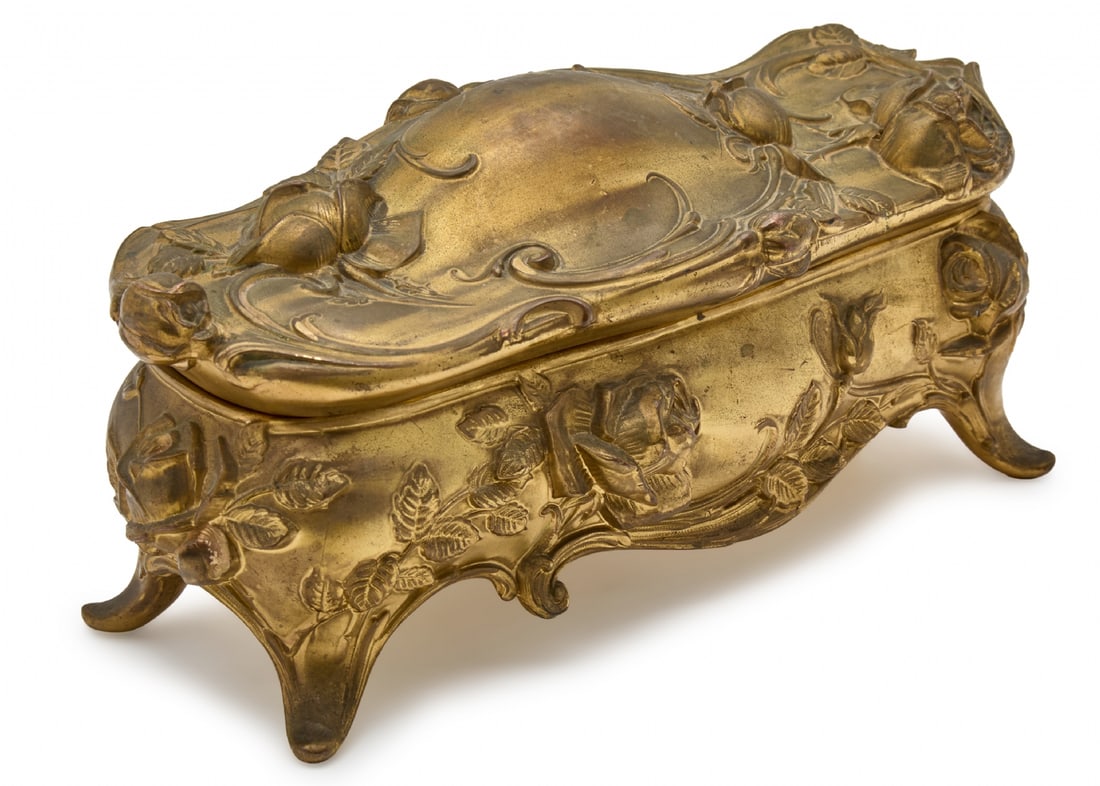 Beautiful Antique French Jewelry Box Made of Gilded Spelter: Beautiful Antique French Jewelry Box Made of Gilded Spelter, length: 30 cm Height: 12 cm Width: 12 cm Notice: We are located in Israel and provide full packing and shipping service. You can ask us for