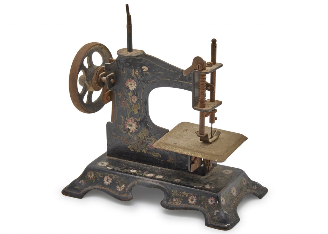 Over 100-Year-Old Toy Sewing Machine, Made of Painted Metal: Over 100-Year-Old Toy Sewing Machine, Made of Painted Metal, condition consistent with age, signs of rust. Total height: 20 cm, Length: 20 cm Notice: We are located in Israel and provide full packing 