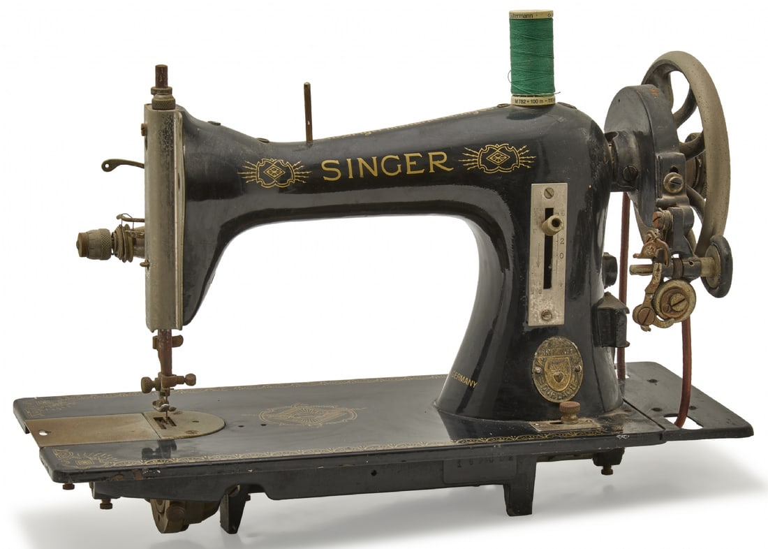 A Vintage Singer Sewing Machine, Made in Germany-Classic Manual Model: A Vintage Singer Sewing Machine, Made in Germany-Classic Manual Model, a vintage Singer sewing machine, made in Germany (Made in Germany), with a black finish and original gilt decoration. Working con