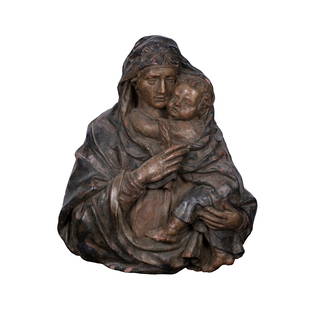 Scultura: SculturaMadonna con Gesù BambinoTerracotta e stuccoToscana, XVI secolo72 x 60 x 23 cmL’opera trova altri esemplari identici attribuiti a Lorenzo Ghiberti e la sua bottega. Essa, inoltre, ha