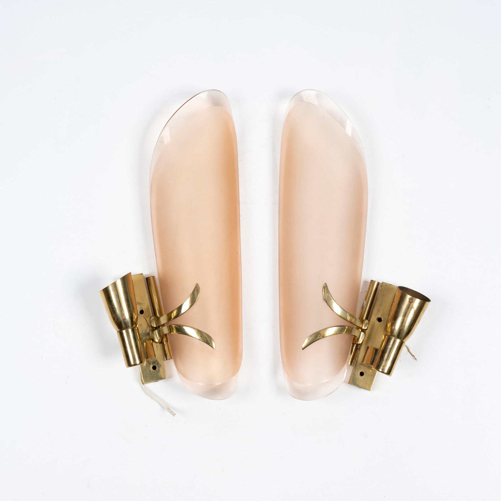 Coppia di lampade da parete: Coppia di lampade da parete Cristallo molato, satinato, curvato e forato, montatura lavorata in ottoneProd. Fontana ArteItalia, 1960 ca. 32 x 15 cm A pair of wall lampsCut, satin, curved and drilled c