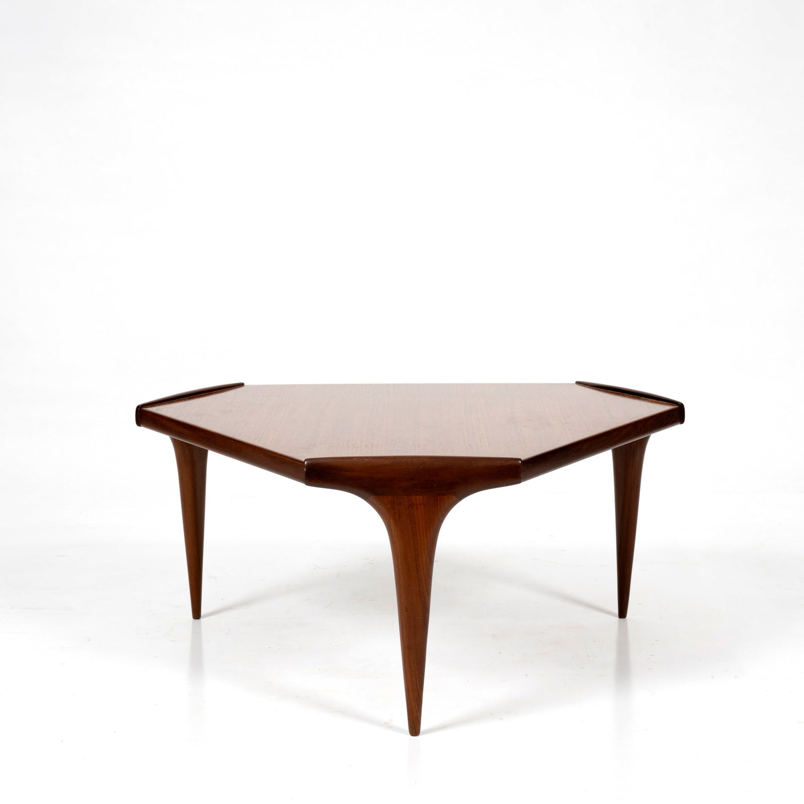 Carlo De Carli (Milano 1910 - 1999) attribuito: Carlo De Carli (Milano 1910 - 1999) attribuitoTavolo bassoStruttura e piano in legno, gambe laterali ad incastroItalia, 1960 ca.39,5 x 78,5 x 78,5 cm Carlo De Carli (Milan 1910 - 1999) attributedA low