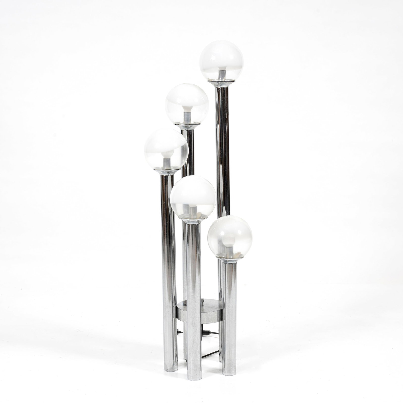 Goffredo Reggiani: Goffredo ReggianiLampada da terra o da tavolo Acciaio cromato e paralumi in vetro opalinoItalia, 1970 ca.h 118 cm Goffredo ReggianiA floor or table lampChromed steel and opal glass lampshadesItaly, 19