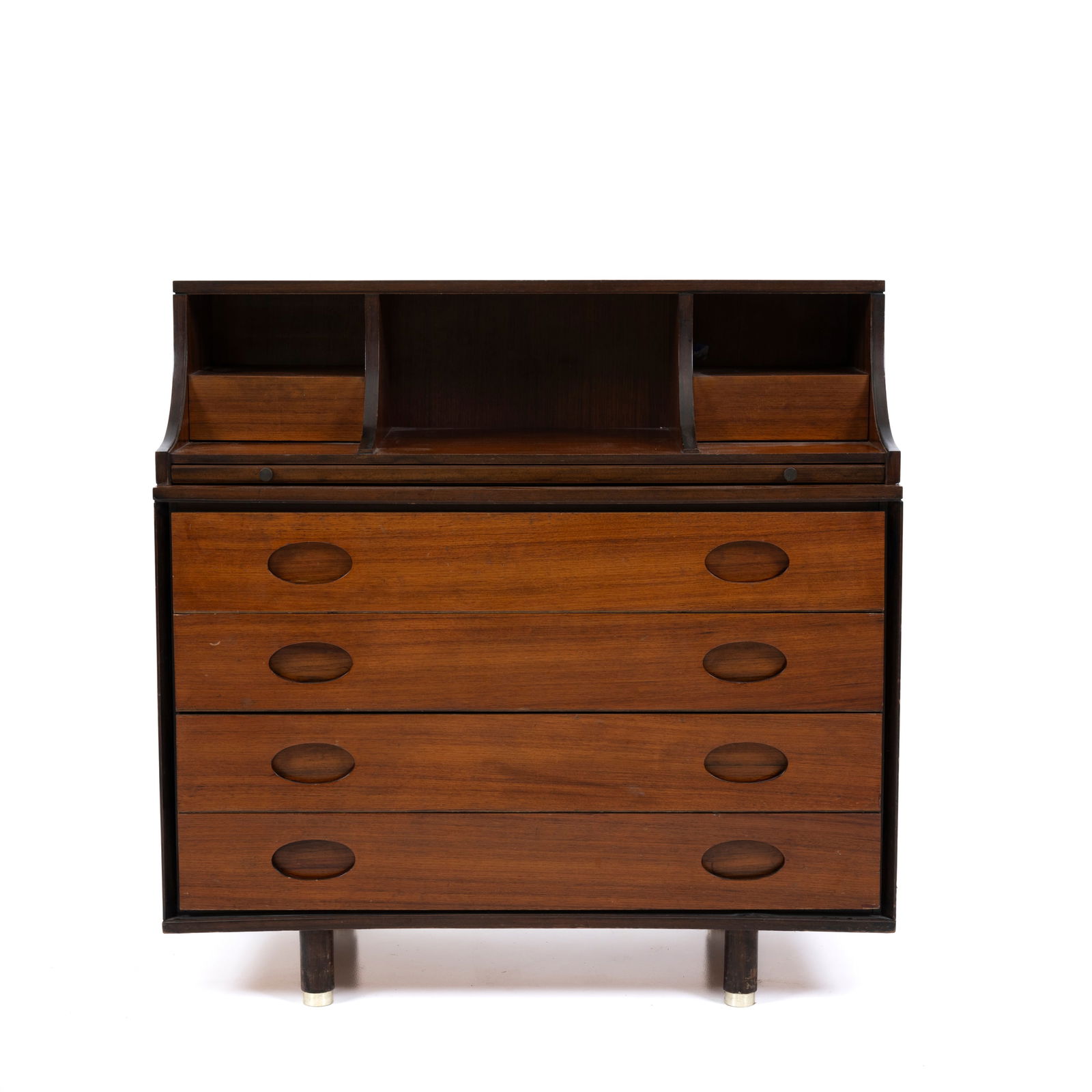 Gianfranco Frattini (Padova 1926 - Milano 2004) attribuito Scrittoio/Mobile contenitore Legno di: Gianfranco Frattini (Padova 1926 - Milano 2004) attribuito Scrittoio/Mobile contenitore Legno di teak impiallacciato, sostegni in legno con dettagli in ottone Italia, 1960 ca.