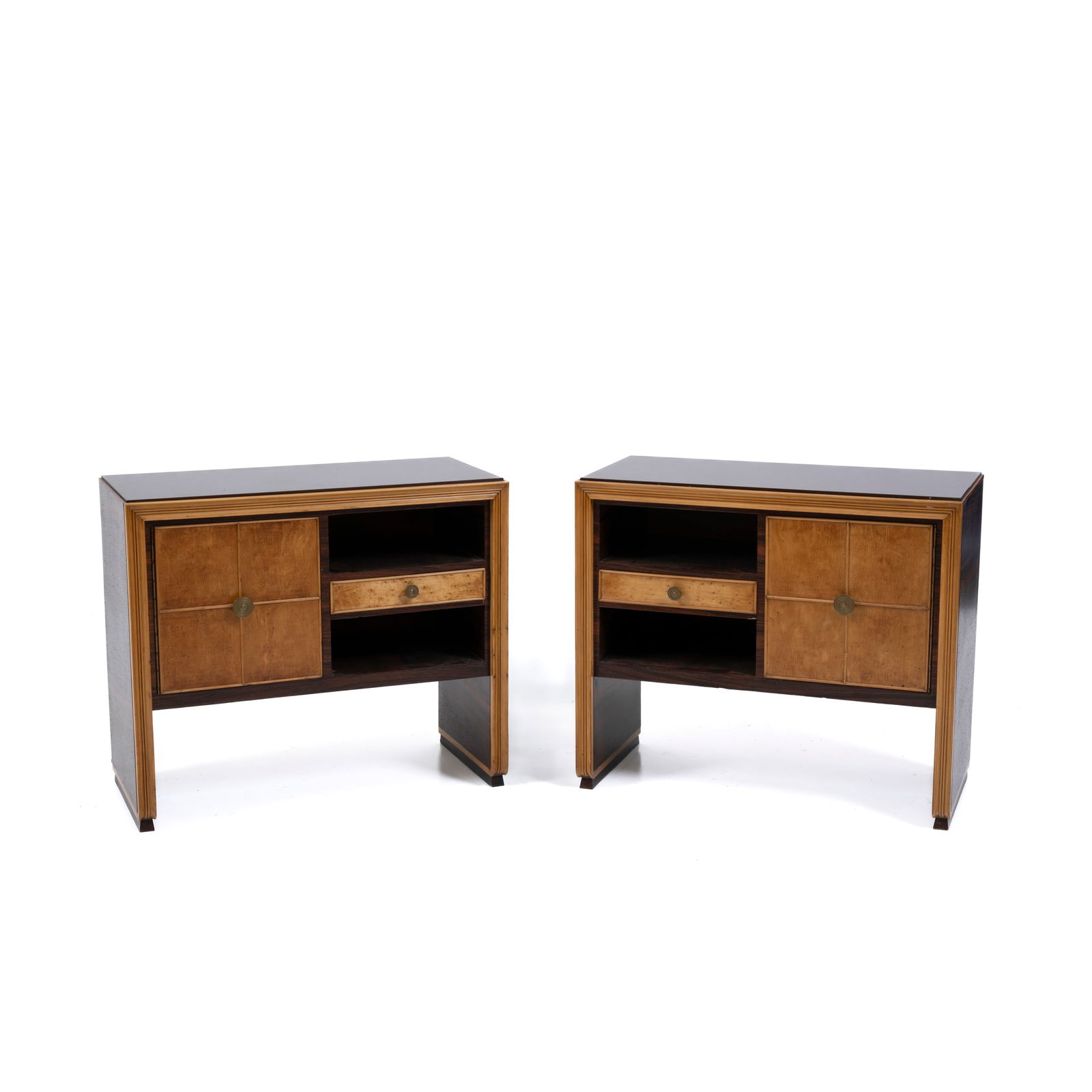 Coppia di comodini con bordi grissinati Varie tipologie di legno e radica, dettagli in ottone, piano (1 of 7)