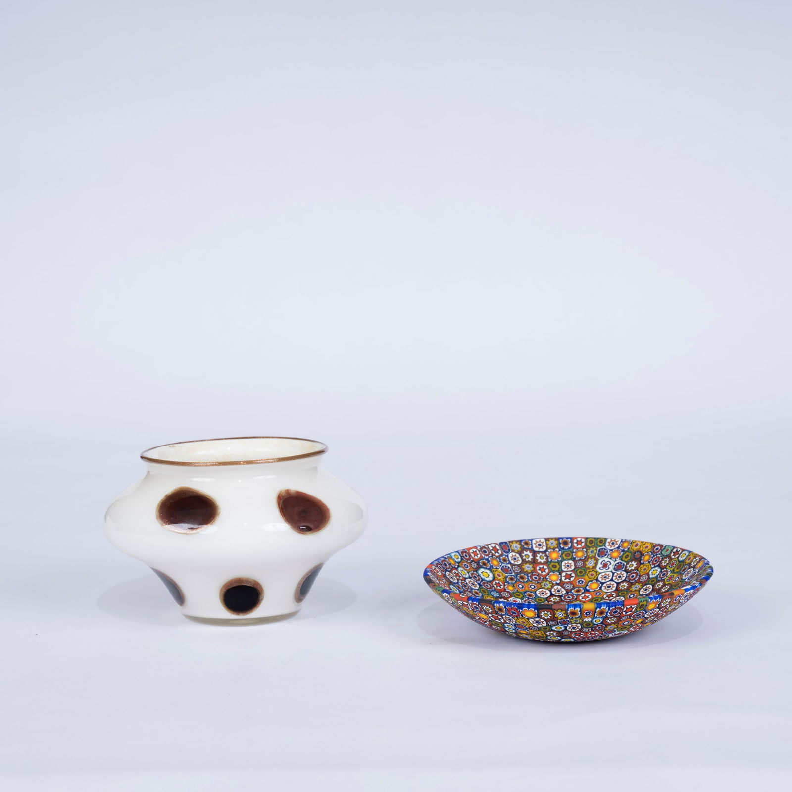 Un vasetto e un piatto Ferro Toso attribuito Piccolo piatto con decoro di Murrine Prod. Murano: Un vasetto e un piatto Ferro Toso attribuito Piccolo piatto con decoro di Murrine Prod. Murano Italia, 1960 d 15 cm Giuseppe Chiacigh (Wladikawkaz 1895 - Trieste 1967) Vasetto con Murrine circolari po