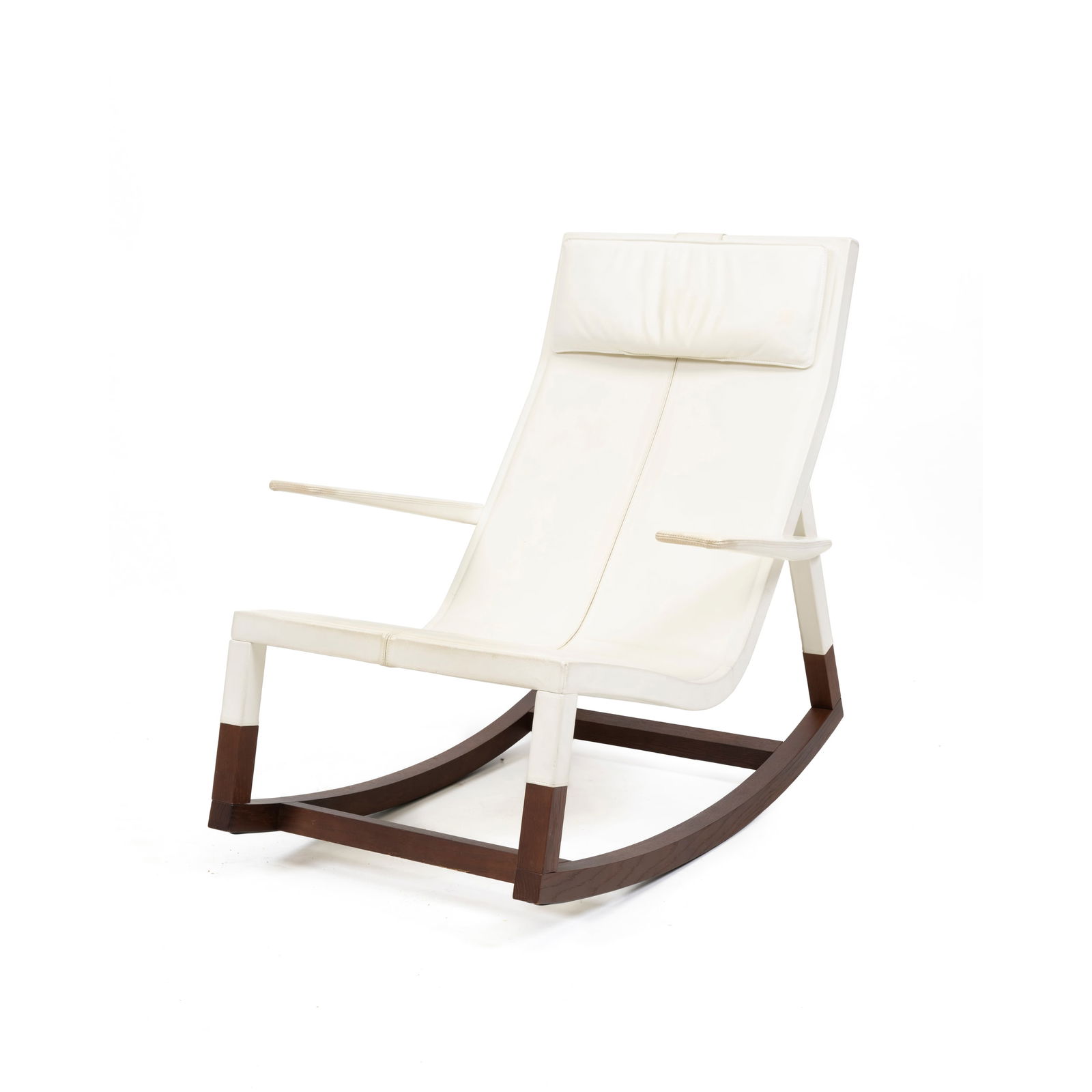 Jean-Marie Massaud (Tolosa 1966) Poltrona a dondolo Mod. DON'DO Struttura in legno, rivestimenti in: Jean-Marie Massaud (Tolosa 1966) Poltrona a dondolo Mod. DON'DO Struttura in legno, rivestimenti in pelle bianca del periodo Prod. Poltrona Frau Italia, 2000 ca. 90 x 78 x 92 cm Etichetta e marchio de