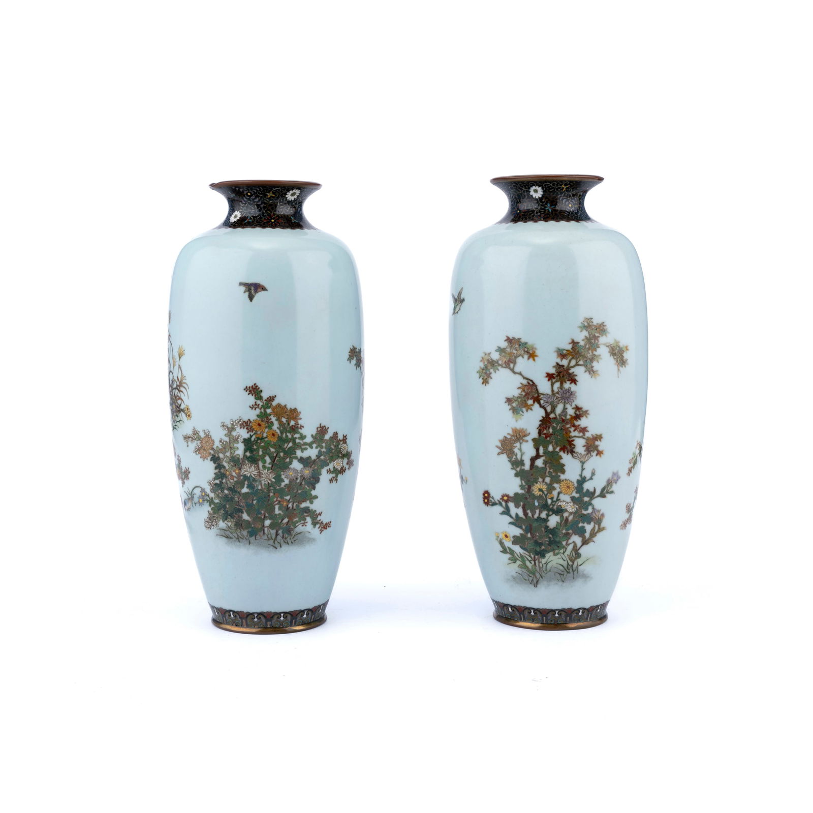 Coppia di vasi con decoro policromo di fiori, alberi e uccelli Smalti cloisonné  Giappone, (1 of 5)