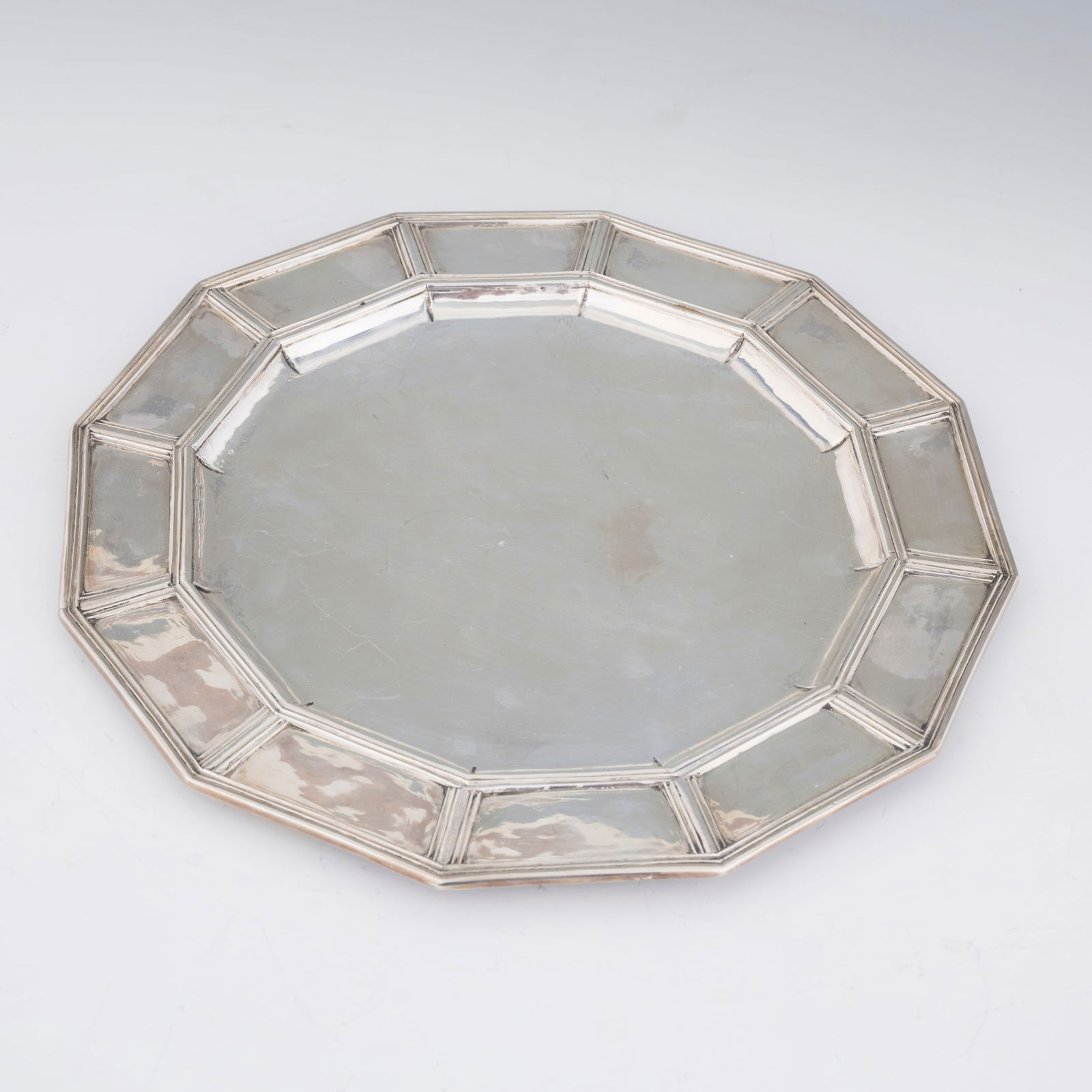 Oreficeria di Gianmaria Buccellati, Italia, XX secolo  Piatto  Corpo liscio alternato a nervature (1 of 4)