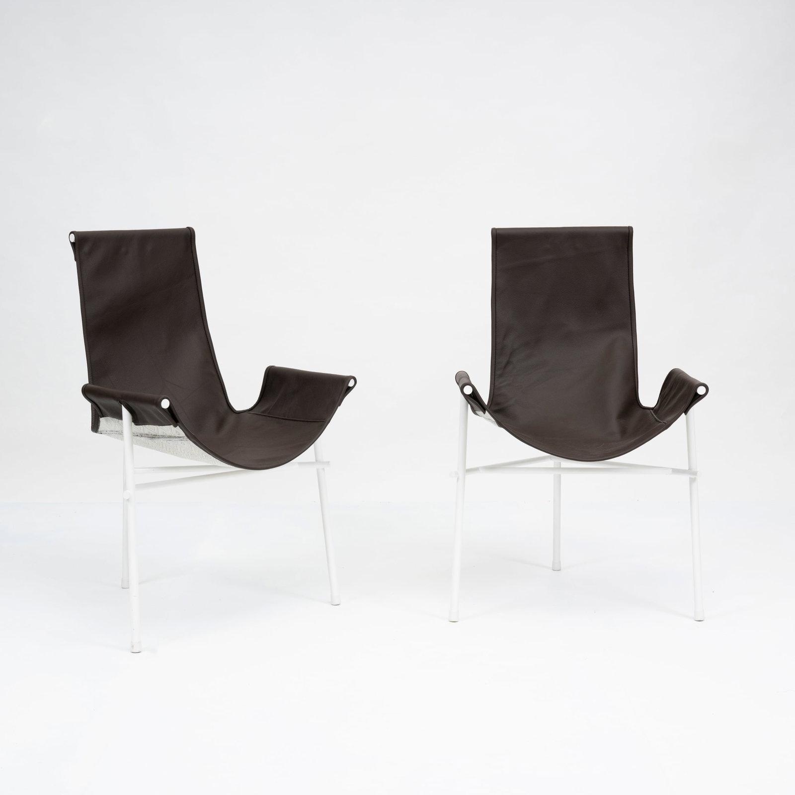 Ilaria Marelli: Ilaria Marelli Coppia di poltroncine Metallo laccato bianco e pelle primo fiore marrone Prod. Coro Italia, 1970/80 ca. 92 x 56 x 56 cm Ilaria Marelli A pair of armchairs White lacquered metal and brow