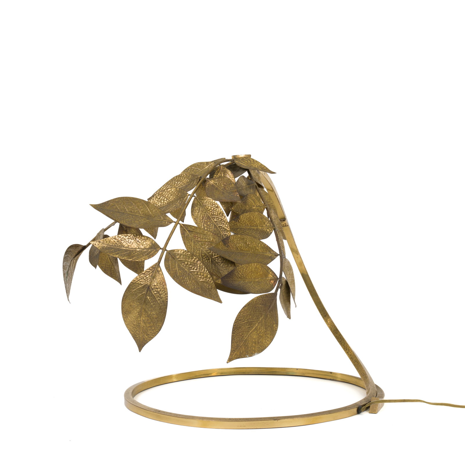 Carlo Giorgi: Carlo Giorgi Lampada da tavolo Mod. Glicine Stelo in ottone curvato e decoro delle foglie sempre in ottone Prod. Bottega Gadda Italia, 1970 ca. 38 x 50 x 41 cm Carlo Giorgi Table lamp Glicine Mod. Ben